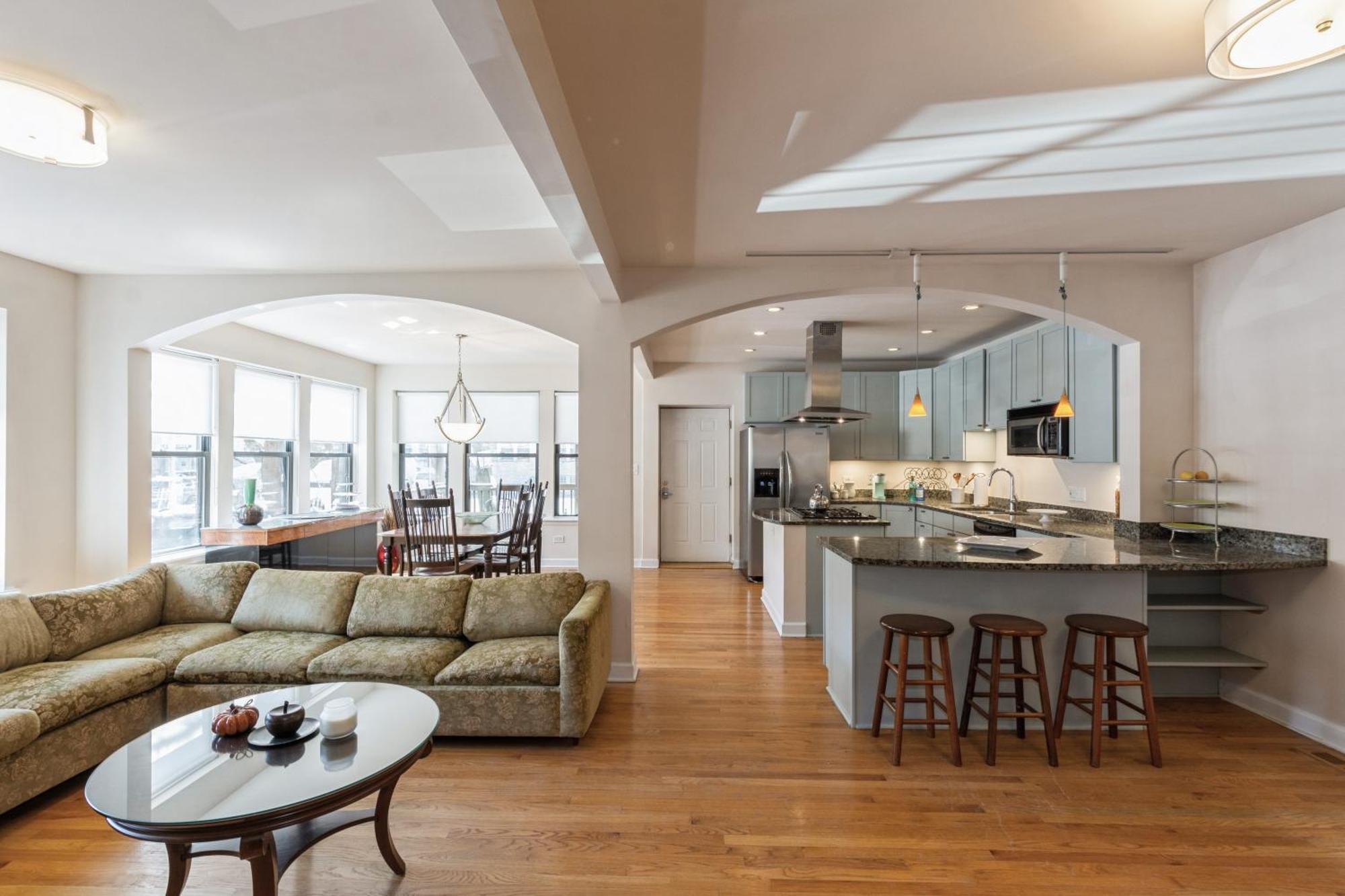 Wrigleyville Away From Home! 5 Mins From Downtown! Steps From Lake!! Cozy! Apartment Chicago